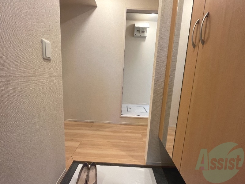 玄関　仕事から帰って迎えてくれるのはスタイリッシュな玄関です。