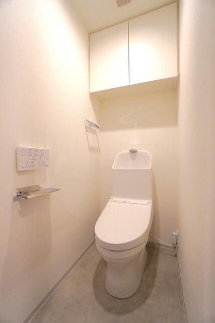 トイレ　落ち着いた色調のトイレです