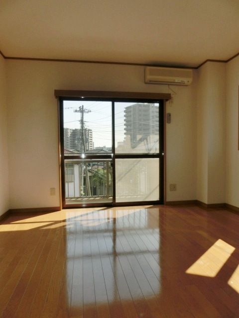 居室・リビング　日当りも良く明るい気持ちになるお部屋です。