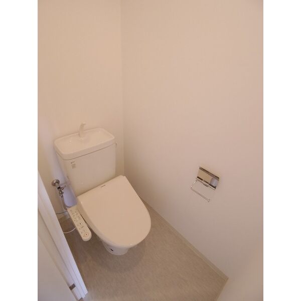 トイレ　※写真は同じマンションの違う部屋のものになります。