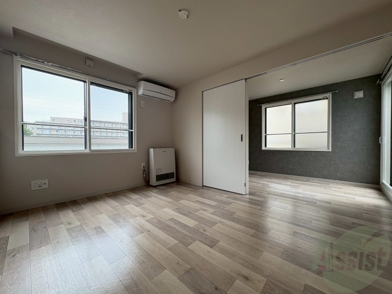 居室・リビング　木目のフローリングは落ち着きのある印象のお部屋になりますね。