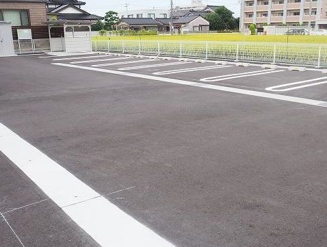 駐車場　駐車場があるので、車を買う予定の方も安心です