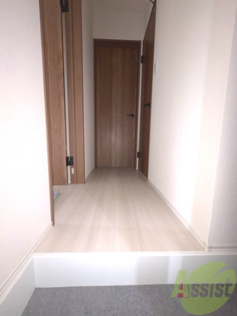 玄関　玄関は、段差があまりないので出入りが楽そうです。