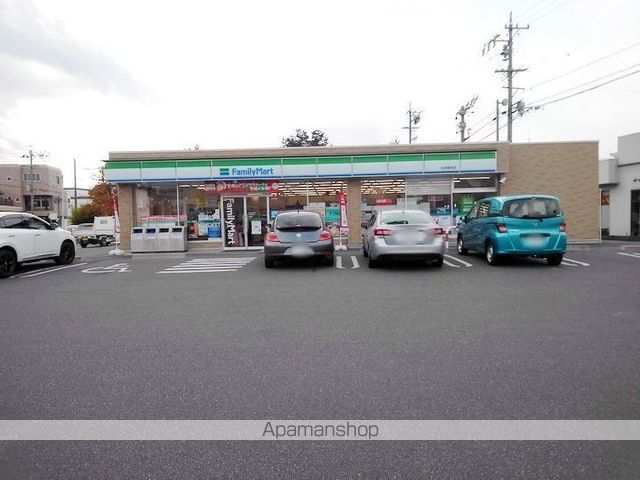 コンビニ　ファミリーマート（コンビニ）まで972m