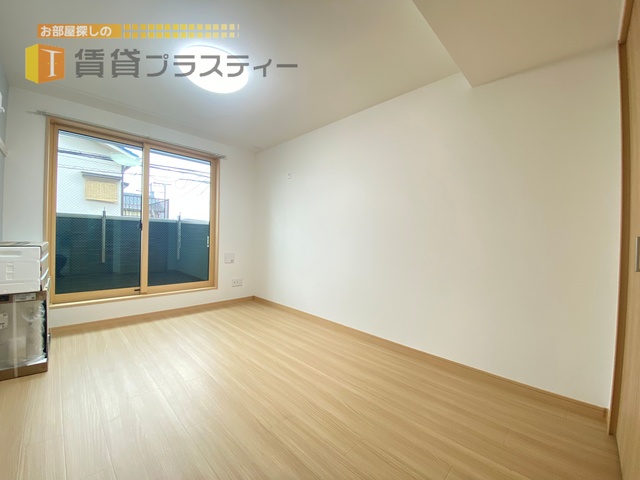 居室・リビング　日が差し込む明るいお部屋です。
