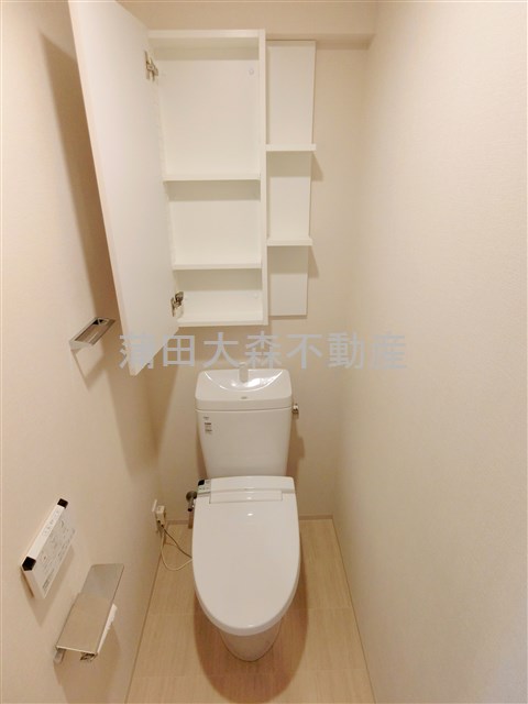 トイレ　棚収納と温水洗浄便座付きトイレ