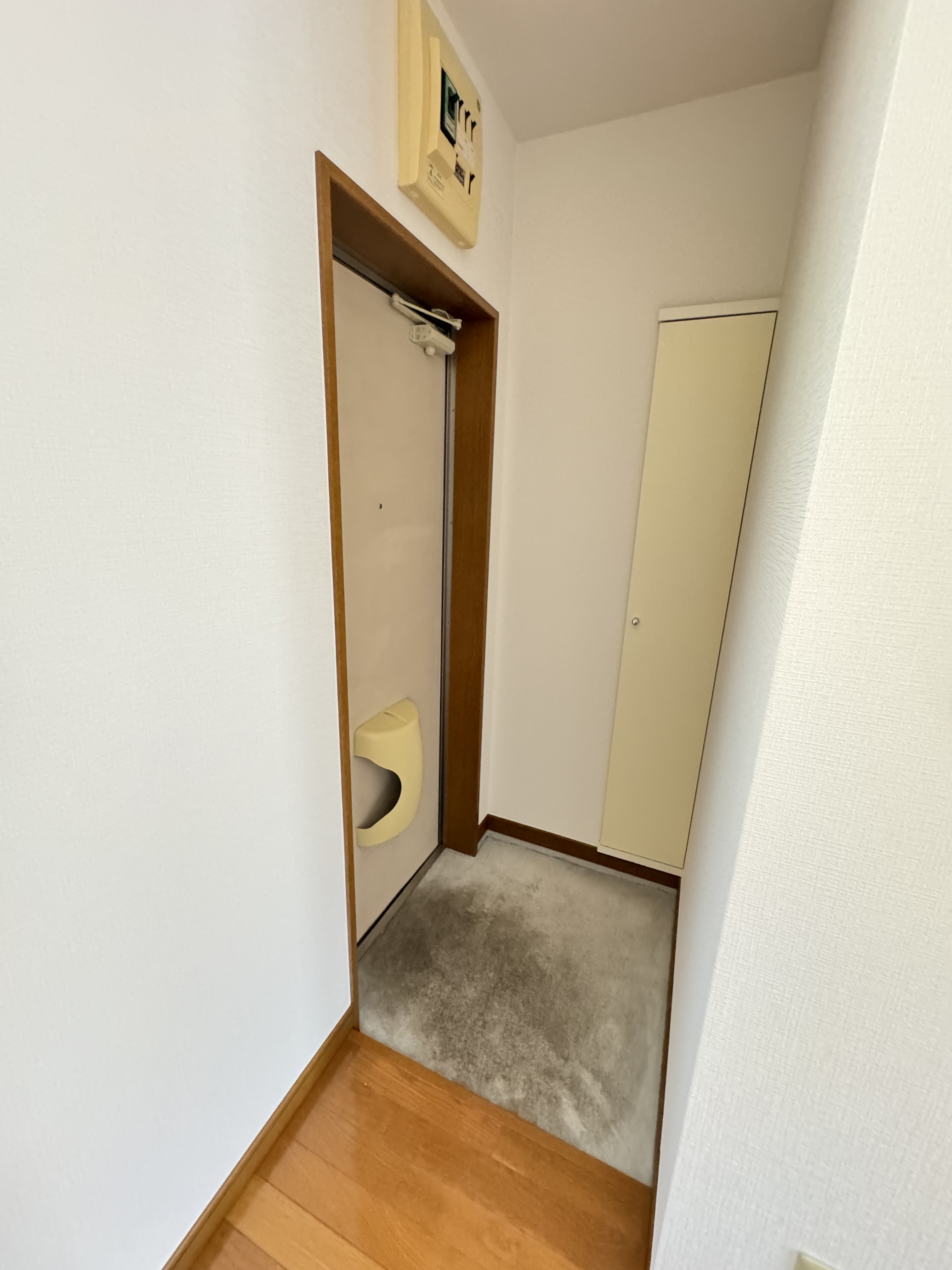 玄関　※退去予定の為、別部屋（202）参考写真
