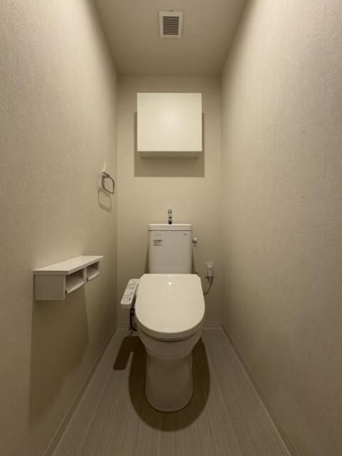 トイレ　落ち着いた色調のトイレです