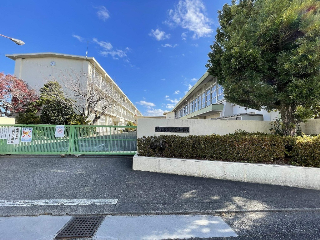 小学校　焼津市立黒石小学校（小学校）まで758m