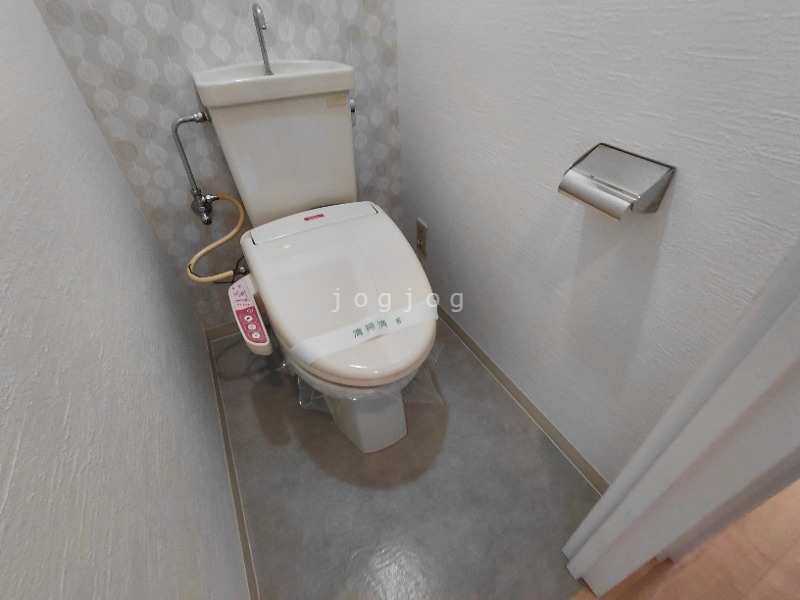 トイレ　嬉しい温水洗浄便座付きのトイレです。