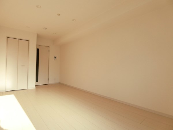 居室・リビング　ゆったり8.4畳のお部屋です。