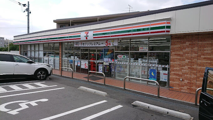コンビニ　セブンイレブン 吹田朝日が丘店（コンビニ）まで858m