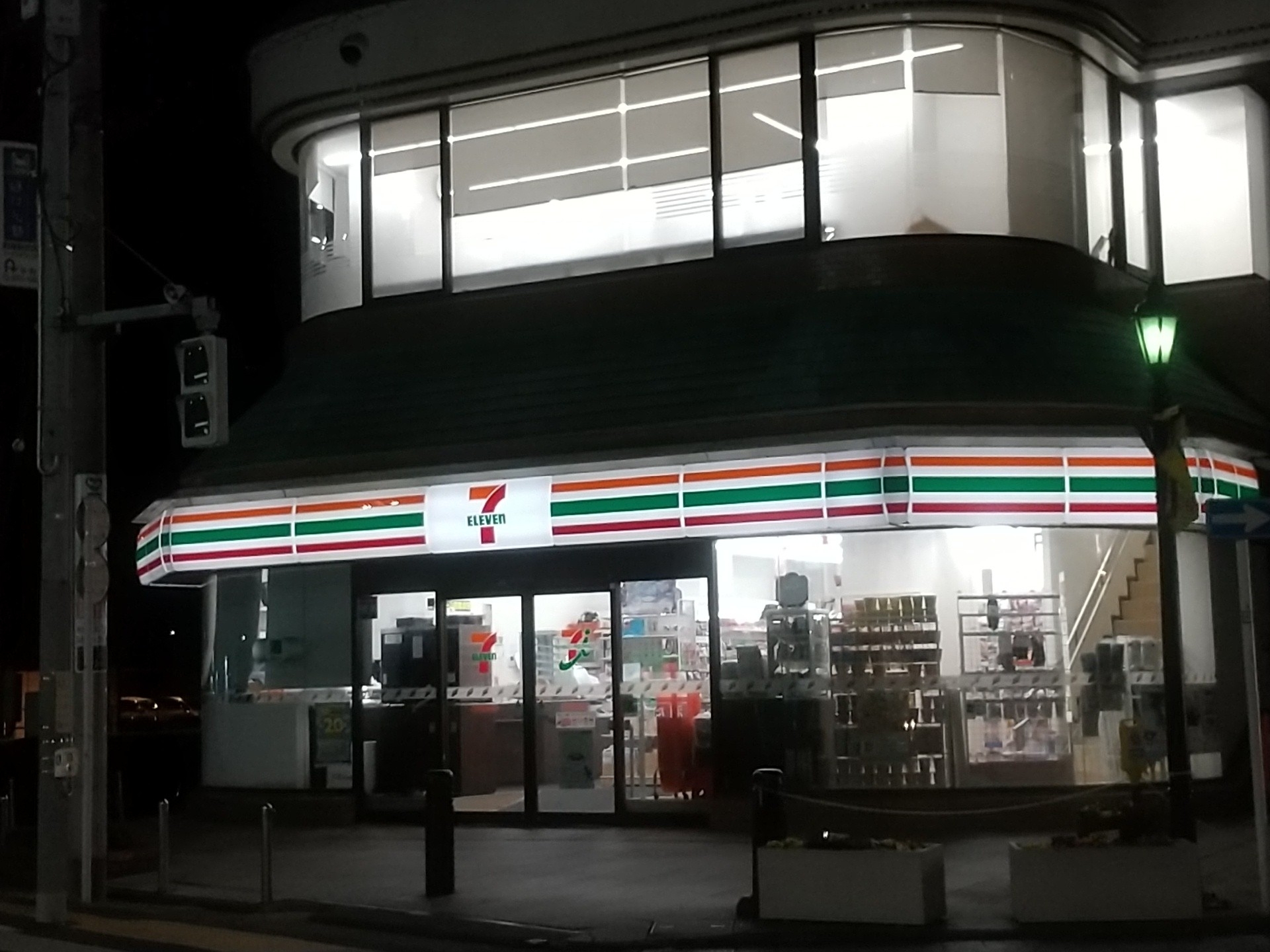 コンビニ　セブンイレブン京成町屋駅前店（コンビニ）まで231m