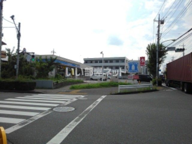 コンビニ　ローソン 八王子片倉町店（コンビニ）まで594m