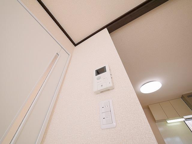 セキュリティ　誰が来てもまず確認かできるモニター付きインターホン