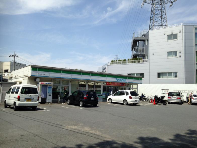 コンビニ　ファミリーマート 調布緑ヶ丘店（コンビニ）まで217m