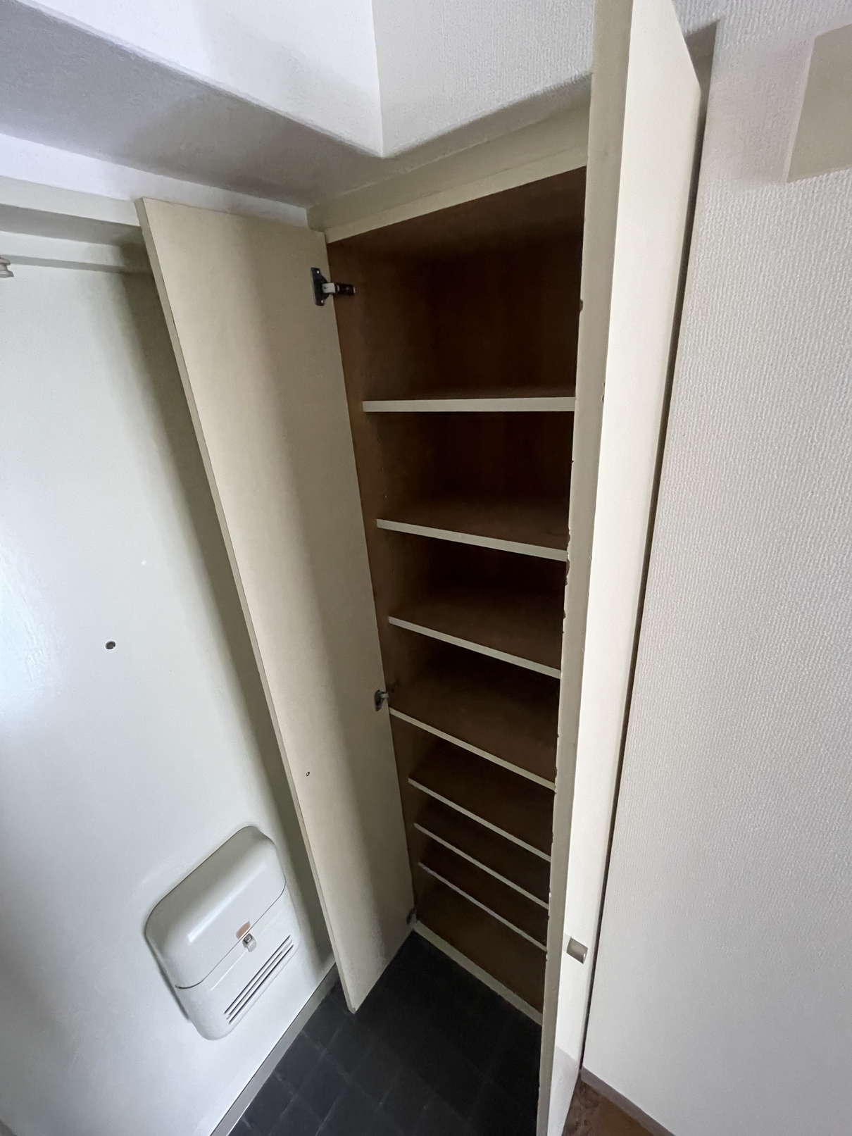 玄関　※同物件別号室の参考写真です。