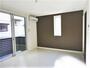 居室・リビング　バルコニーに繋がる南東向き角部屋二面採光洋室9帖のお部屋です