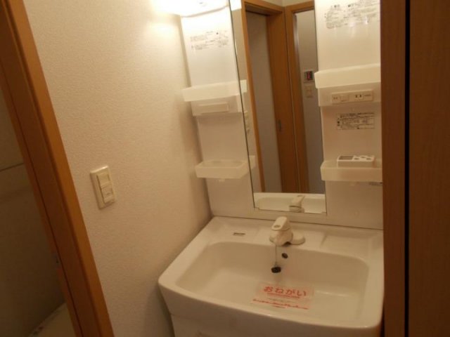 洗面設備　ゆったりとスペースのある洗面所