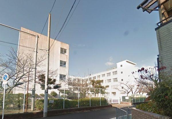 小学校　高槻市立西大冠小学校（小学校）まで443m