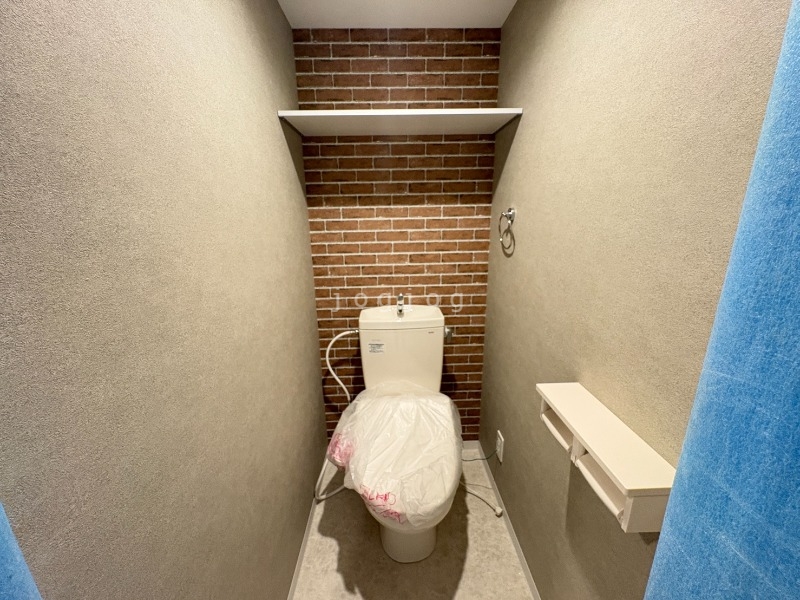 トイレ　嬉しい温水洗浄便座付きのトイレです。