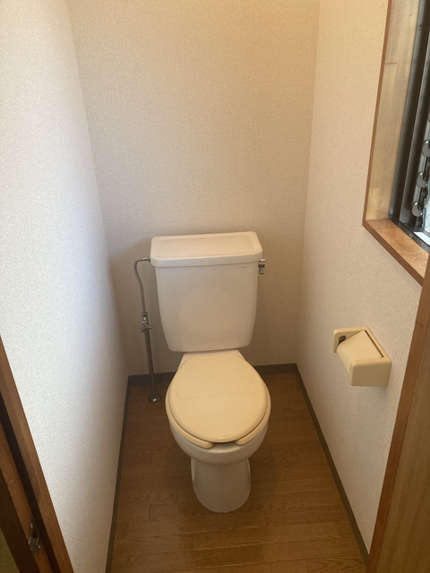 トイレ　※補修前の参考画像の為、設備等は現況優先。