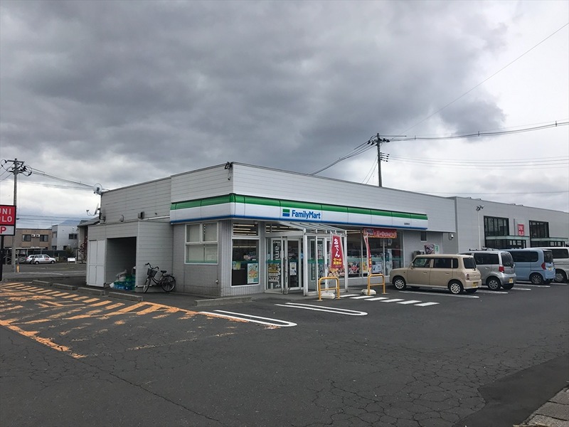 コンビニ　ファミリーマート 弘前福村店（コンビニ）まで220m