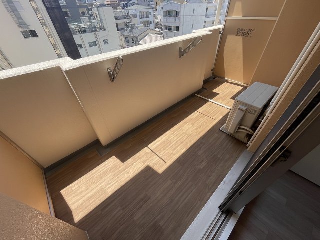 バルコニー　暖かな日差しのふりそそぐバルコニー
