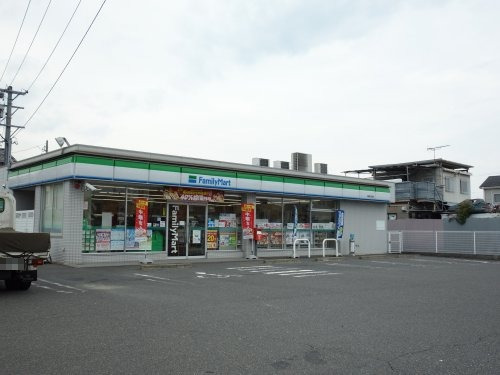 コンビニ　ファミリーマート 津島江西店（コンビニ）まで557m