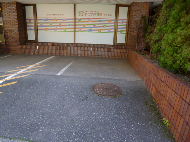 駐車場　平置き駐車場有り別途契約要す