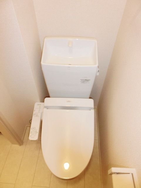 トイレ　温水洗浄機能付きのトイレです。
