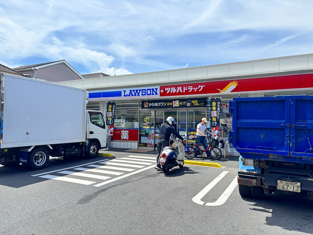 ドラックストア　ローソンツルハドラッグ杉並和田店（ドラッグストア）まで702m