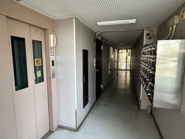 地下鉄東西線 新さっぽろ駅 徒歩8分 5階建 築37年の外観写真