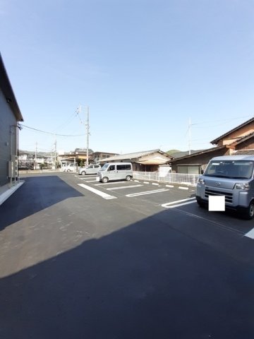 駐車場　駐車場があるので、車を買う予定の方も安心です