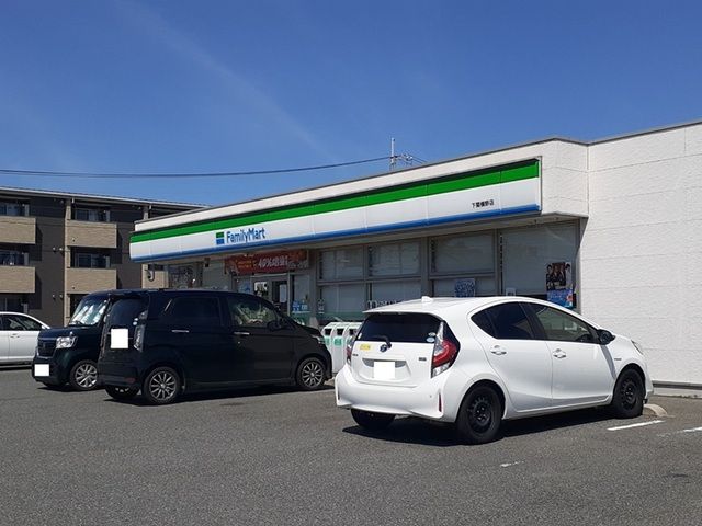 コンビニ　ファミリーマート（コンビニ）まで750m