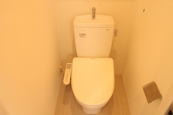 トイレ　落ち着いた色調のトイレです