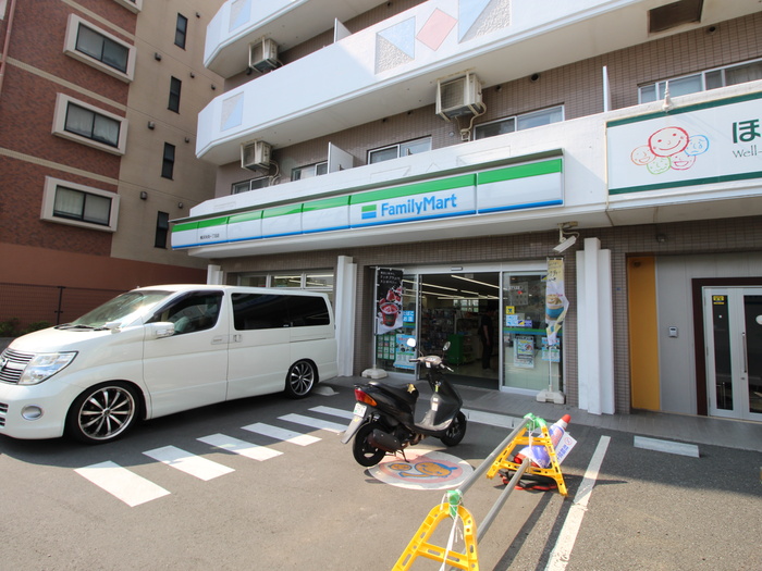 コンビニ　ファミリーマート（コンビニ）まで334m