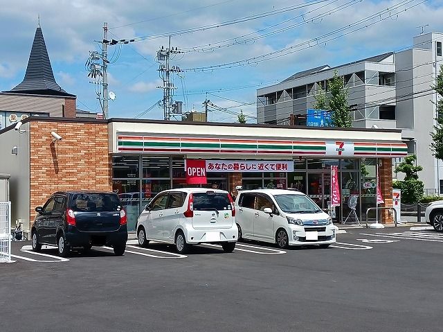 コンビニ　セブンイレブン八日市本町店様（コンビニ）まで480m