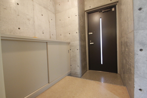 玄関　同マンション別部屋参考写真となります。