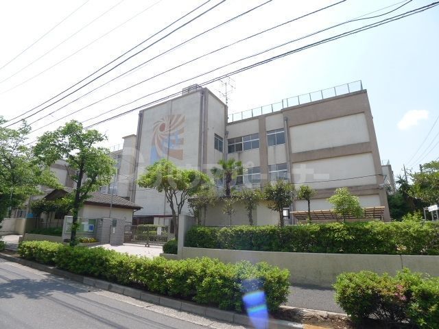 小学校　足立区立西伊興小学校（小学校）まで690m