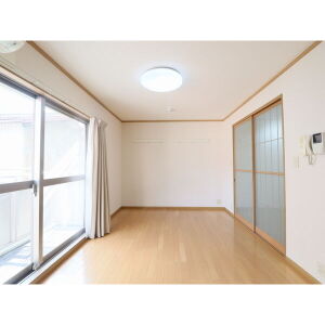 アイリス内山の居間写真
