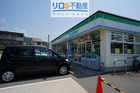 コンビニ　ファミリーマート川西中央店（コンビニ）まで585m