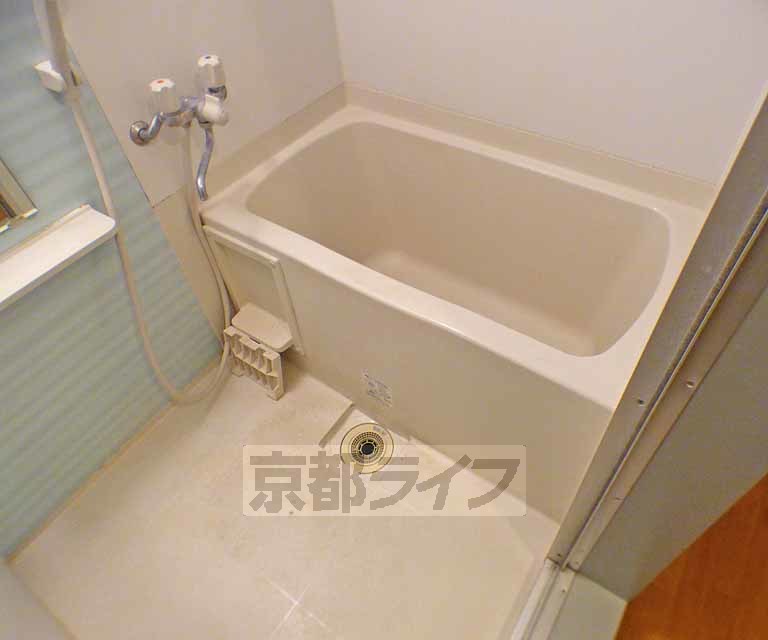 バス・シャワールーム　ゆったり浸かれるお風呂です。