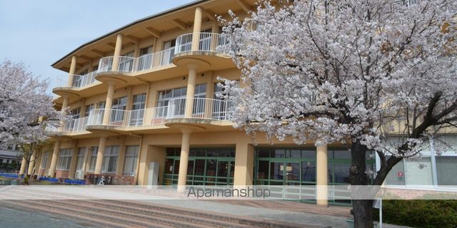 小学校　韮崎市立韮崎小学校（小学校）まで2153m