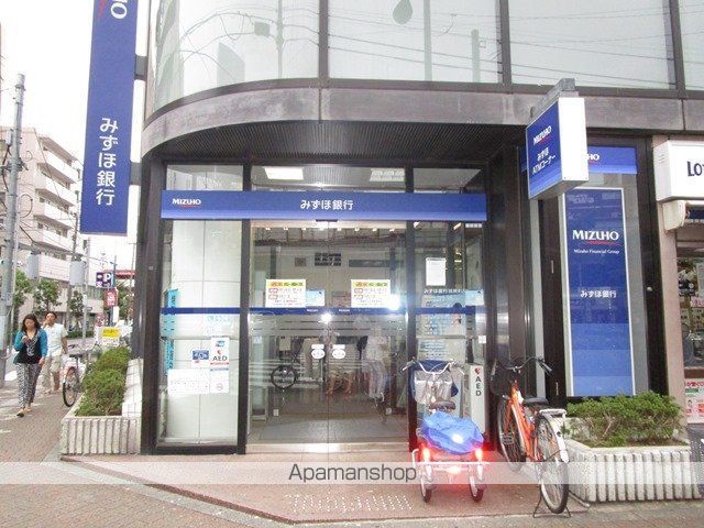 銀行　（株）みずほ銀行／綾瀬支店（銀行）まで327m