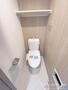 トイレ　人気アイテムの温水洗浄便座。清潔感のあるトイレです。