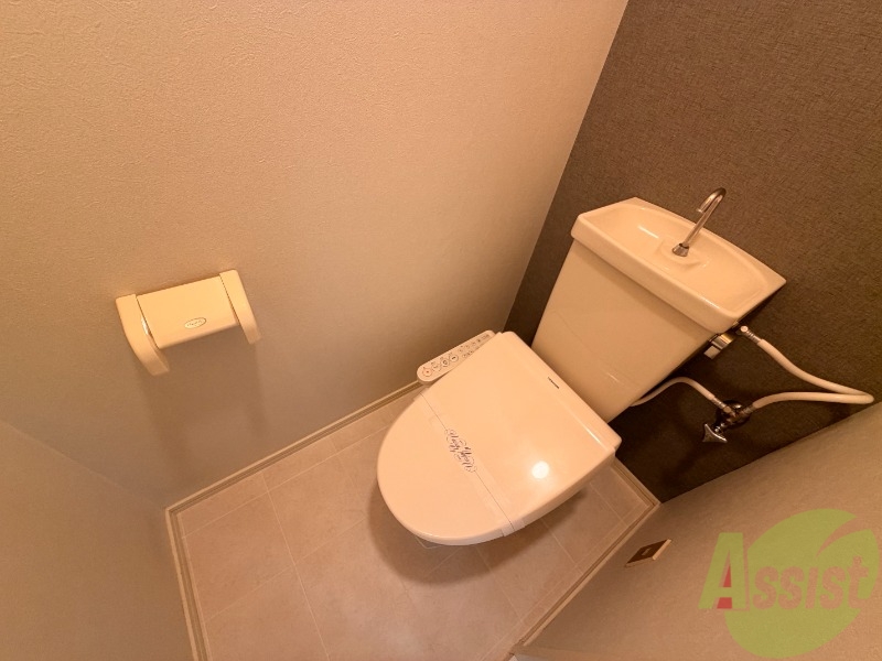 トイレ　トイレは温水洗浄便座です。シンプルな雰囲気になっています。