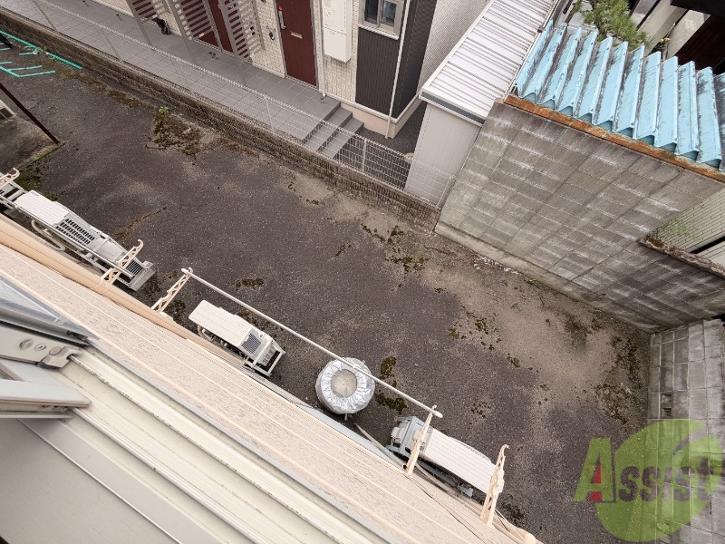 バルコニー　バルコニーは無く、窓を開けると舗装された道路があります