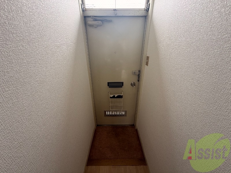 玄関　こちらは玄関のお写真です。広々としていて靴の着脱に便利です