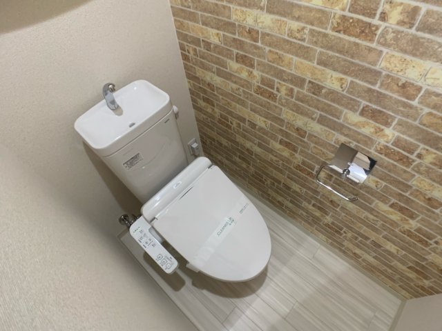 トイレ　温水洗浄便座付きのトイレです♪